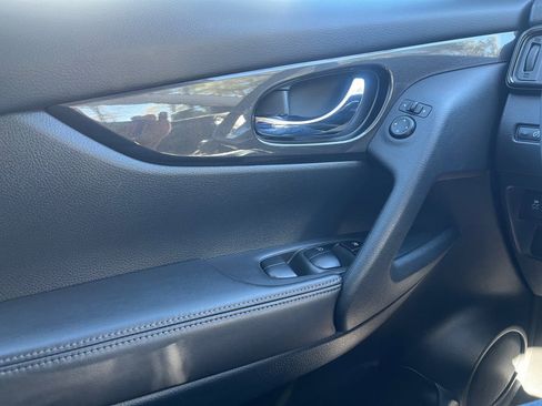 Used 2017 Nissan Rogue SV w/ Midnight Edition image 32