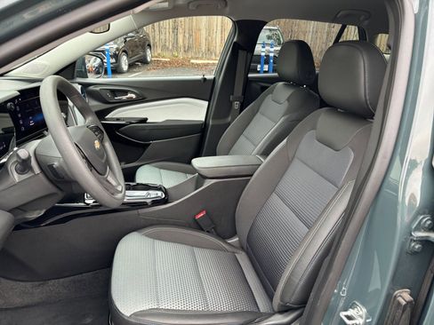 Used 2025 Chevrolet Trax LT image 30