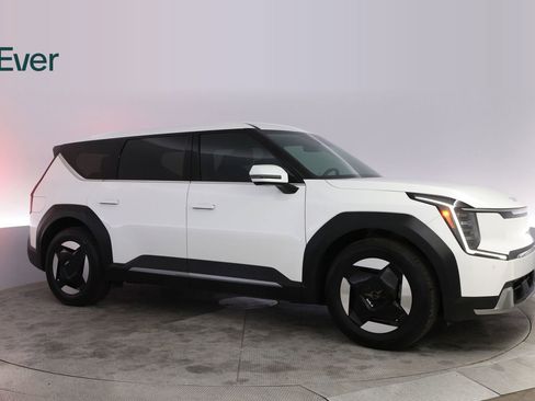 Used 2024 Kia EV9 Light Long Range RWD image 14
