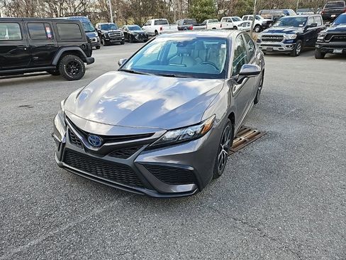 Used 2024 Toyota Camry SE image 3