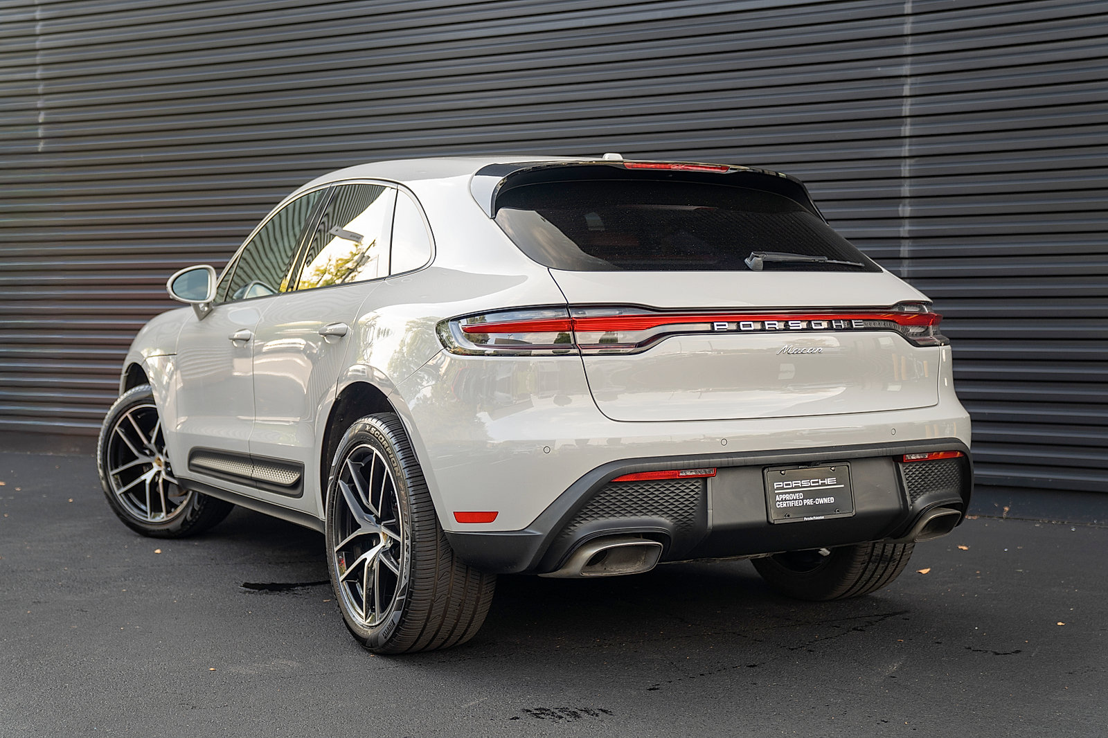 Certified 2023 Porsche Macan AWD/4WD image 3