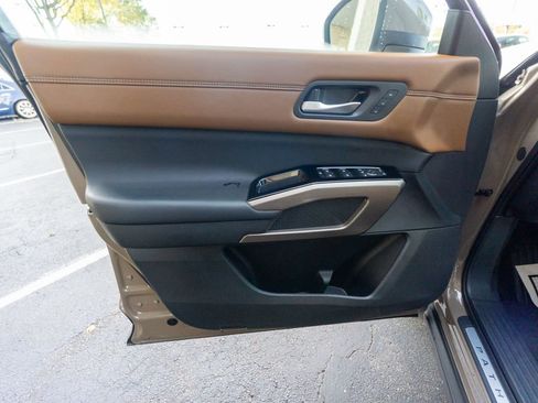 Used 2024 Nissan Pathfinder Platinum w/ Cargo Package image 16