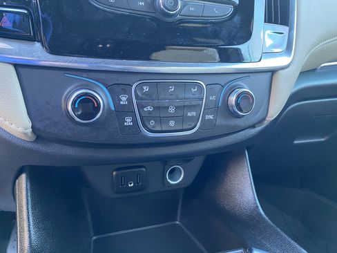 Used 2023 Chevrolet Traverse LS image 29