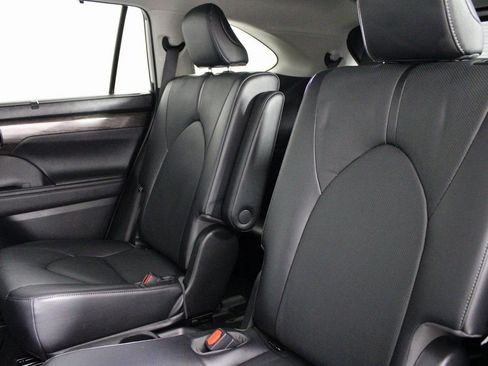 Used 2023 Toyota Highlander Limited image 17