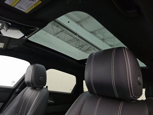 Used 2022 Land Rover Range Rover Velar R-Dynamic S image 8