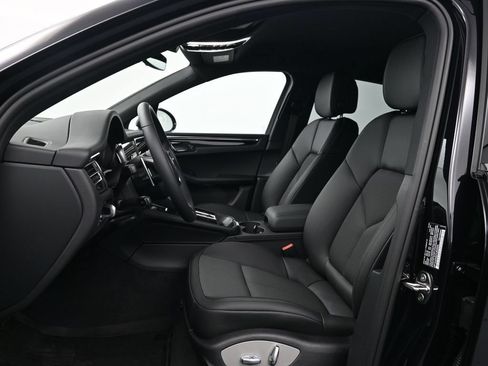 Certified 2026 Porsche Macan AWD/4WD image 5