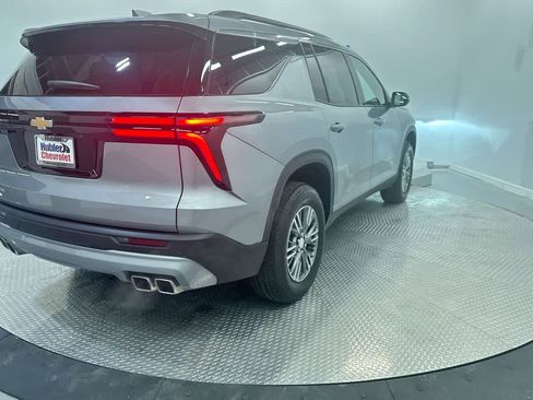 Used 2025 Chevrolet Traverse LT image 8
