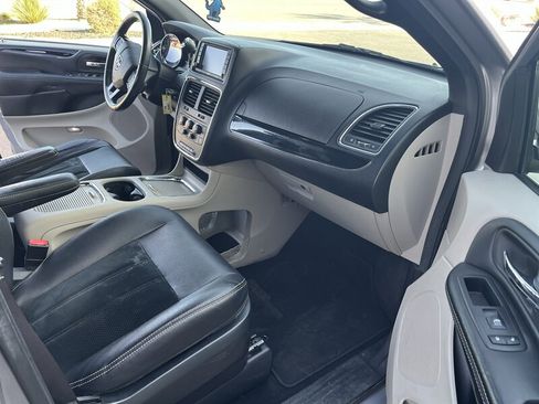 Used 2017 Dodge Grand Caravan SXT image 11