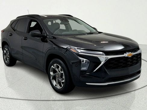 Used 2024 Chevrolet Trax LT w/ Sunroof Package FWD image 7