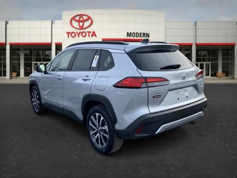 Certified 2025 Toyota Corolla Cross XLE image 6