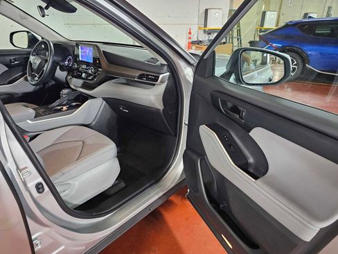 Used 2023 Toyota Highlander LE image 10