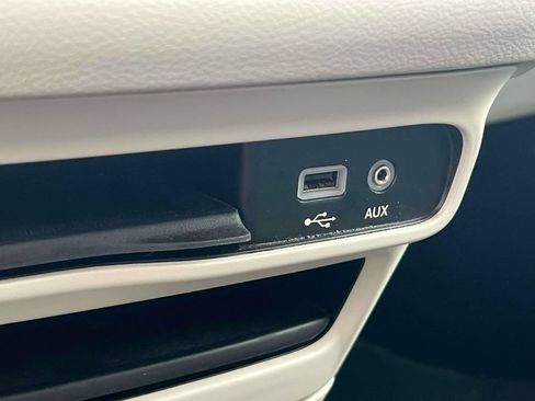 Used 2017 Chrysler Pacifica Touring-L FWD image 32