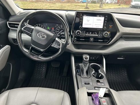 Used 2021 Toyota Highlander XLE image 19
