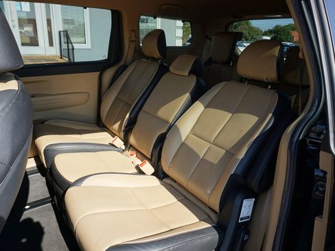 Used 2019 Kia Sedona EX FWD image 18
