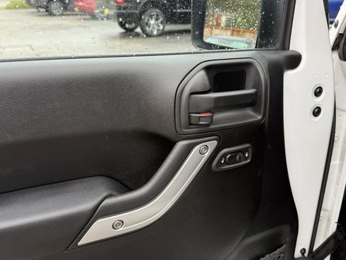 Used 2013 Jeep Wrangler Unlimited Rubicon w/ Connectivity Group image 12