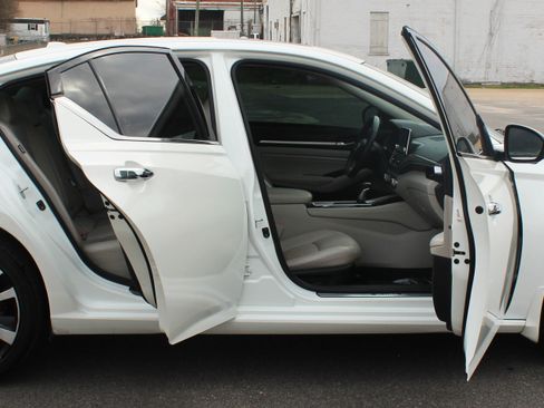 Used 2022 Nissan Altima 2.5 Platinum image 12