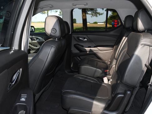 Used 2019 Chevrolet Traverse LT w/ LT Premium Package AWD/4WD image 16