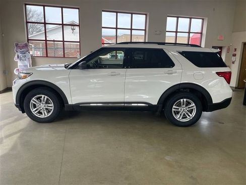 Used 2022 Ford Explorer XLT w/ Equipment Group 202A image 4