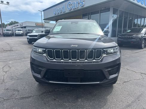 Used 2023 Jeep Grand Cherokee Laredo w/ Luxury Tech Group I AWD/4WD image 2