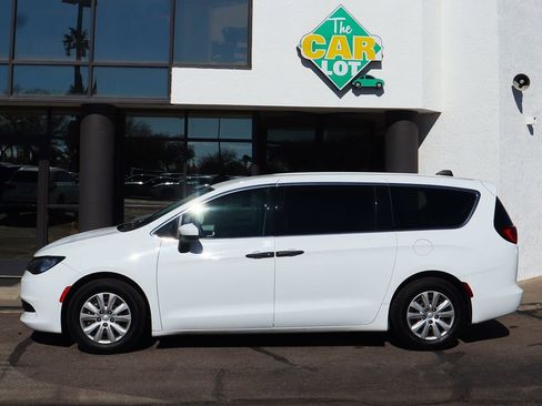 Used 2020 Chrysler Voyager L image 8