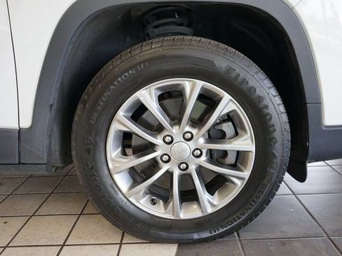 Used 2020 Jeep Cherokee Latitude Plus w/ Cold Weather Group AWD/4WD image 50