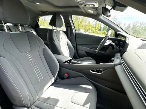 Certified 2025 Hyundai Elantra SEL FWD image 18