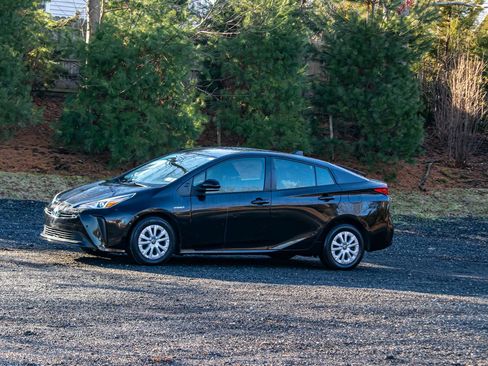Used 2022 Toyota Prius LE image 3