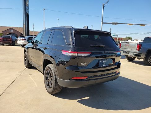 Used 2025 Jeep Grand Cherokee Altitude AWD/4WD image 5