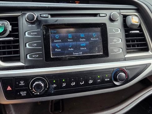 Used 2018 Toyota Highlander LE FWD image 8