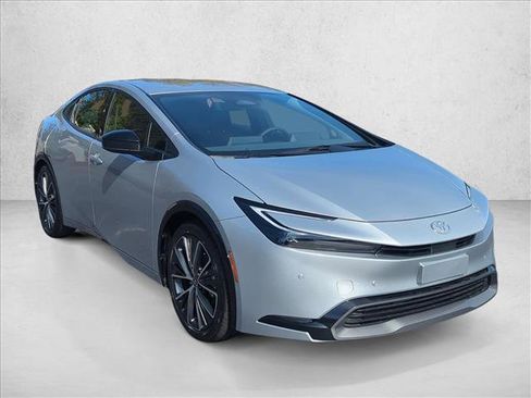 Used 2025 Toyota Prius XLE image 3