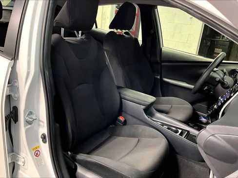 Used 2021 Toyota Prius L Eco image 9