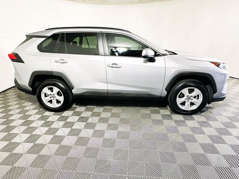 Used 2020 Toyota RAV4 XLE w/ Convenience Package FWD image 2