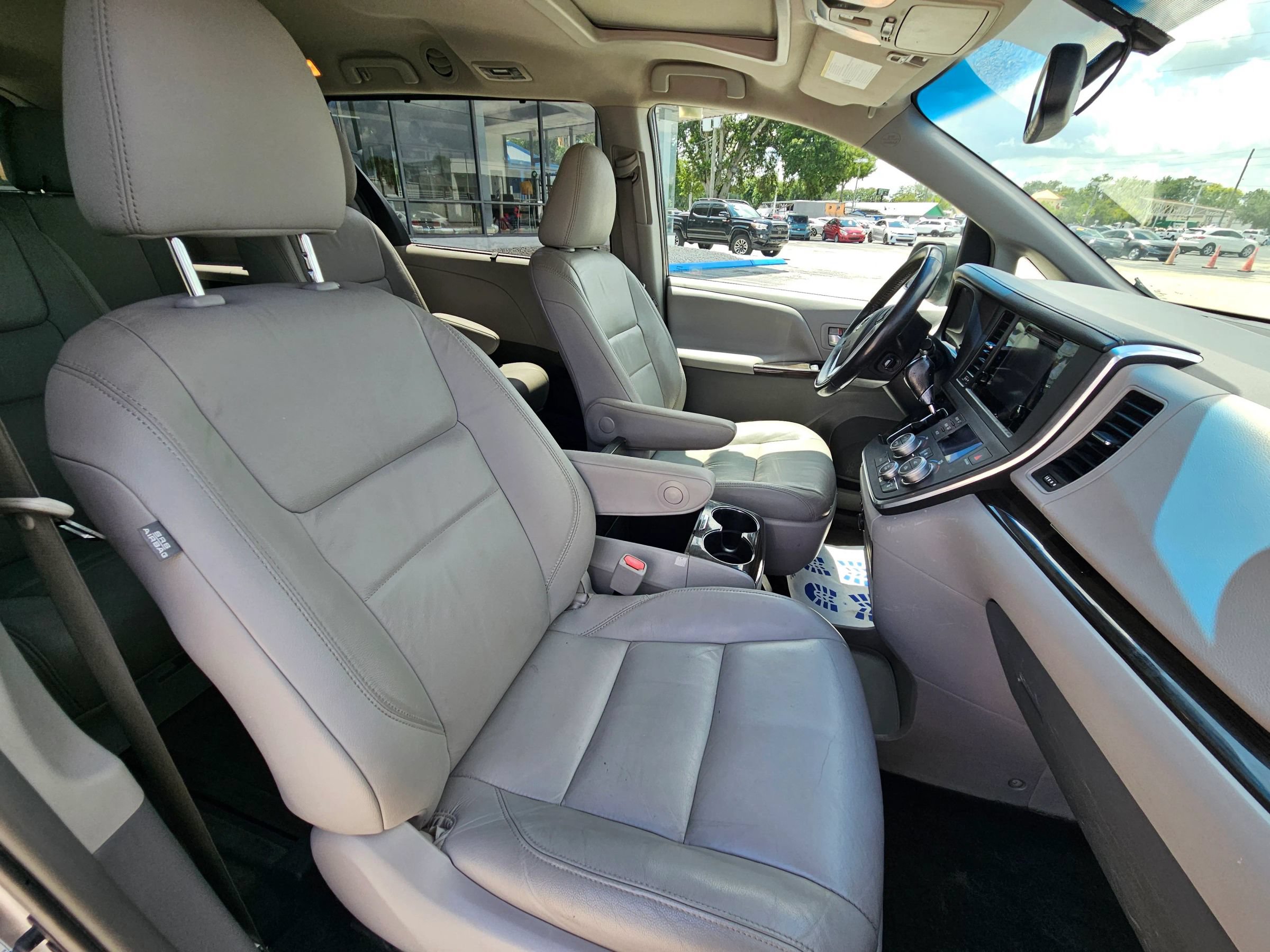 Used 2017 Toyota Sienna XLE AWD/4WD image 9