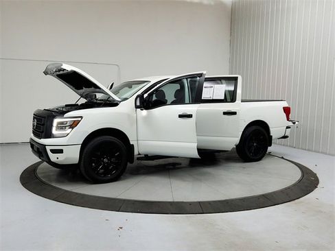 Used 2023 Nissan Titan SV w/ SV Convenience Package image 11