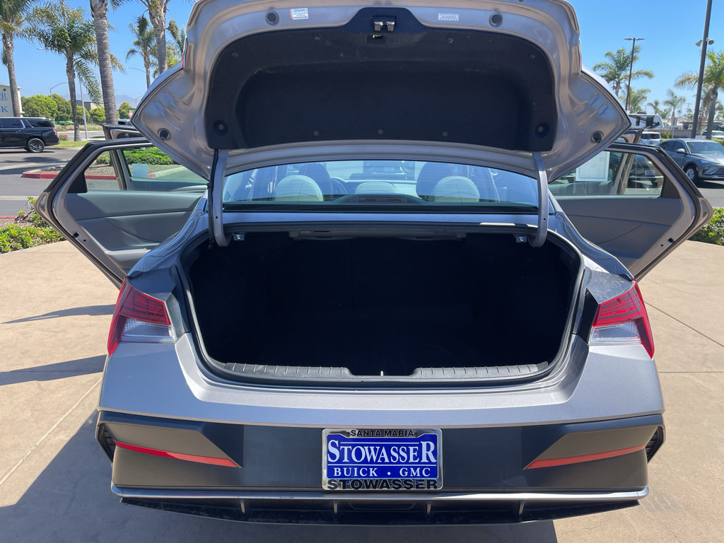 Used 2025 Hyundai Elantra SEL FWD image 17