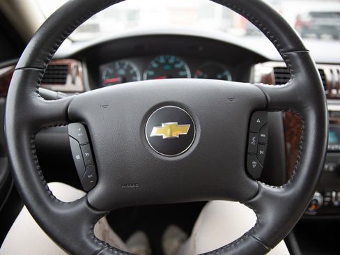 Used 2013 Chevrolet Impala LTZ FWD image 10