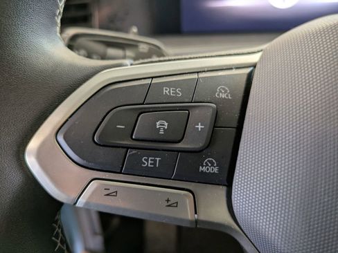 Certified 2025 Volkswagen Tiguan SE w/ Panoramic Sunroof Package AWD/4WD image 19