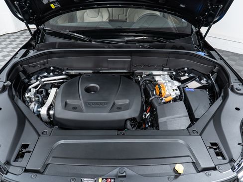 New 2026 Volvo XC90 T8 Plus w/ Protection Package Premier image 9