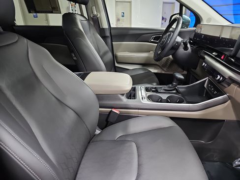 Used 2025 Kia Carnival SX image 10