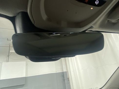 Used 2025 Volvo XC40 B5 Plus image 24