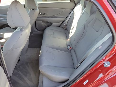 Used 2025 Hyundai Elantra SE image 21