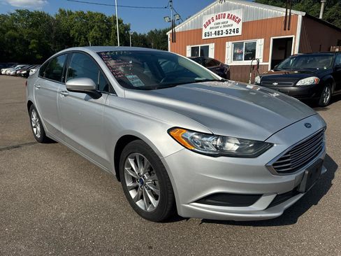 Used 2017 Ford Fusion SE FWD image 3