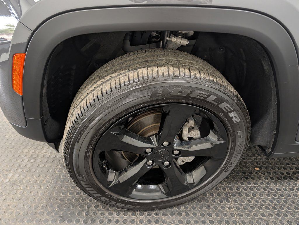 Used 2025 Jeep Grand Cherokee Altitude AWD/4WD image 7