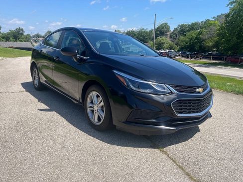 Used 2018 Chevrolet Cruze LT w/ LT Convenience Package FWD image 3