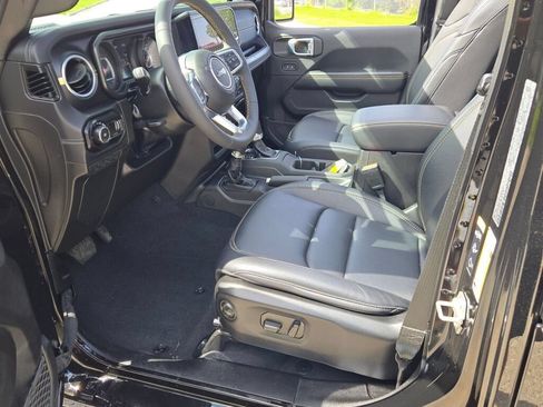 Used 2024 Jeep Wrangler Unlimited Sahara w/ Technology Group AWD/4WD image 22