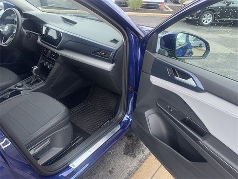 Used 2024 Volkswagen Taos SE w/ Panoramic Sunroof Package image 37