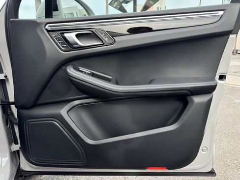 Used 2024 Porsche Macan image 32