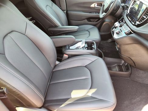 New 2026 Chrysler Pacifica Select image 13