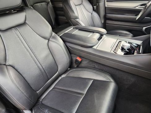 Used 2025 Jeep Wagoneer 4WD image 13