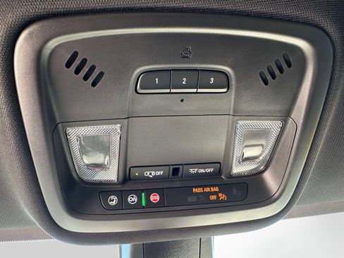 Used 2023 Chevrolet Traverse LT image 33